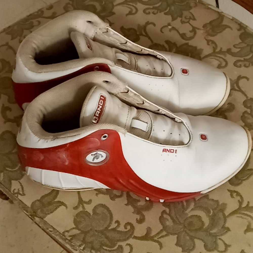 Tennis shoes